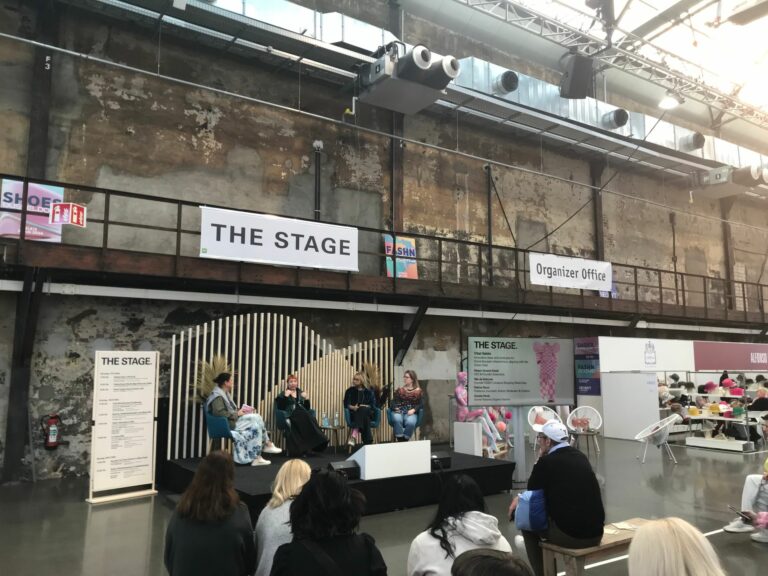 Diskussionen über Nachhaltigkeit in der Schuh- und Modebranche machten auf „The Stage“ das Rahmenprogramm der Messen aus. (Foto: Redaktion)