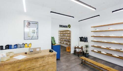 Bei Sneakers Unplugged – hier der Store in Düsseldorf – bilden nachhaltige Marken das Sortiment. (Foto: Sneakers Unplugged)