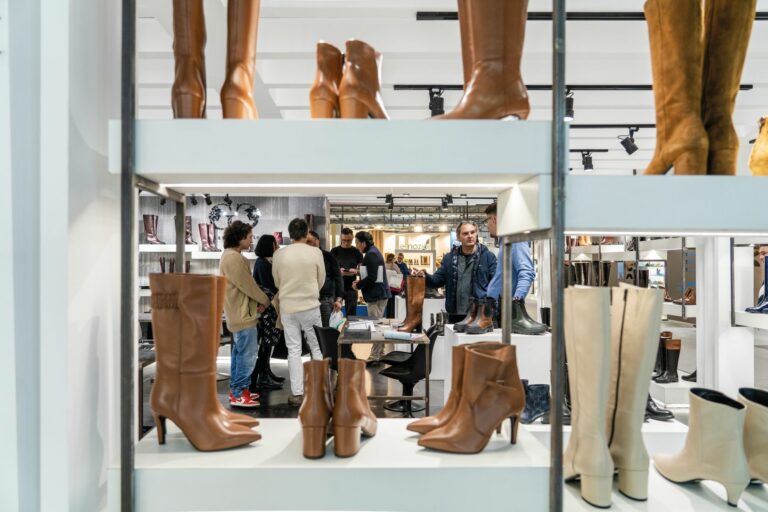 Helle Neutrals und warme Brauntöne stehen im Fokus der neuen Saison. (Foto: Micam)