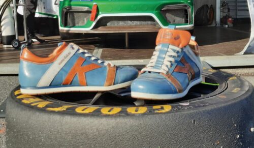 Kamo-Gutsu setzt in seinem Erscheinungsbild auf die Ästhetik des Rennsports. (Foto: Kamo-Gutsu)