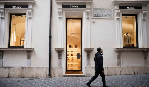Un uomo cammina davanti a un negozio Ermenegildo Zegna, Roma, 20 dicembre 2021. REUTERS/Yara Nardi