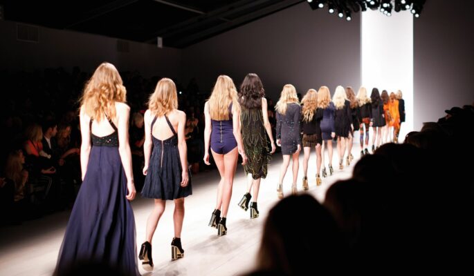 Der „Walk“ der Models destabilisiert das Becken und fördert Fußfehlstellungen. (Foto: Pixabay)
