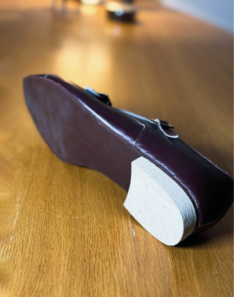 Der Kunde bewertet an einem zugesandten Probeschuh sein perönliches Empfinden. (Foto: Wayman Bespoke)