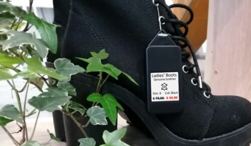 Das Fashion ESL (Electronic shelf labelling solution) von Instore Solutions soll dem Schuh- und Modeeinzelhandel mit vielen Funktionen helfen. (Foto: Instore Solutions)