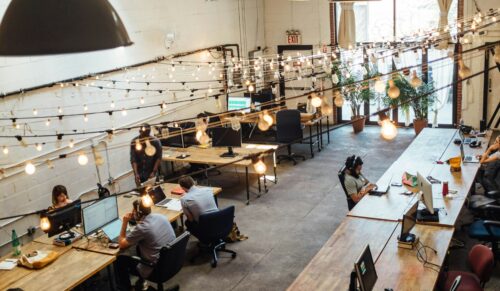 Besonders junge Arbeitnehmer fordern mehr Freiheiten ein. Das kommt nicht bei allen Arbeitgebern gut an. (Foto: Shridhar Gupta/Unsplash)