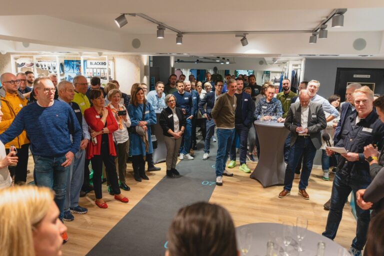 Große Party zum Start der neuen Fläche: Viele Gäste feierten mit. (Foto: Schuh Kaufmann)