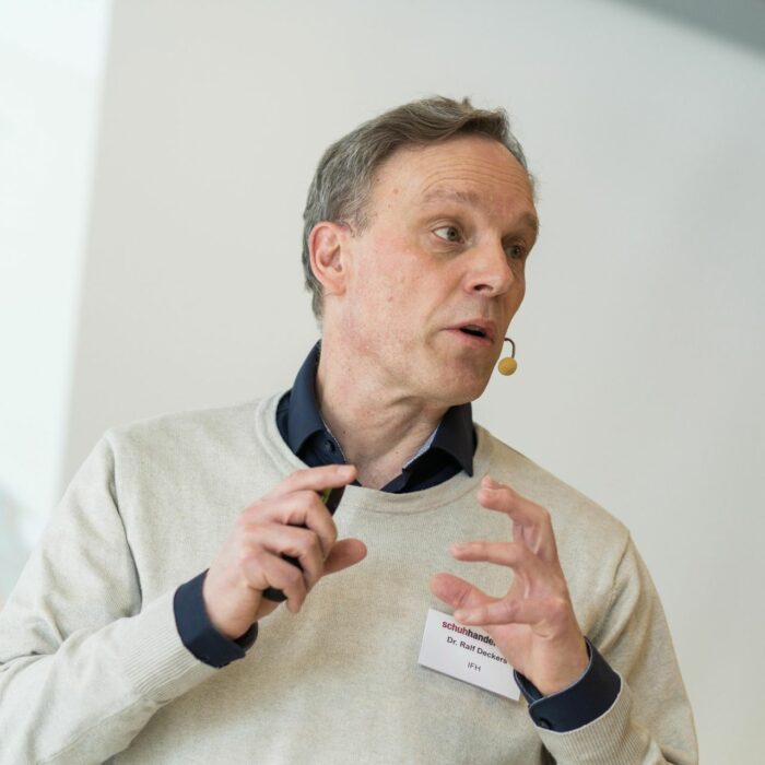 Dr. Ralf Deckers sieht für den Schuhhandel auch Lichtblicke. (Foto: Kim Fotografie)