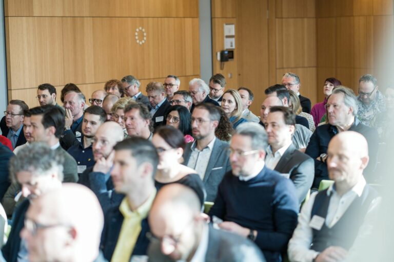 Das Publikum lauscht gespannt den Vorträgen des Kongressses. (Foto: Kim Fotografie)