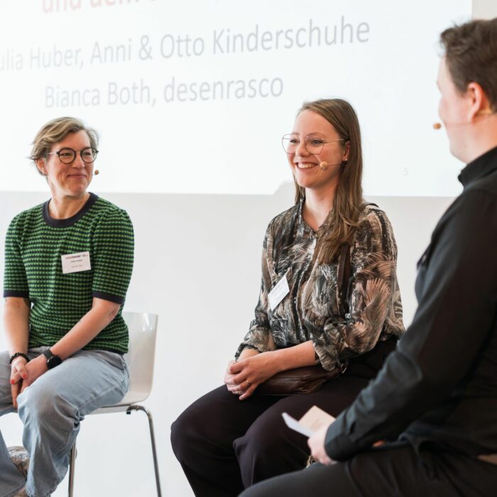Julia Huber (li.) und Bianca Both erläutern, warum sie trotz Krise Schuhgeschäfte eröffneten. (Foto: Kim Fotografie)