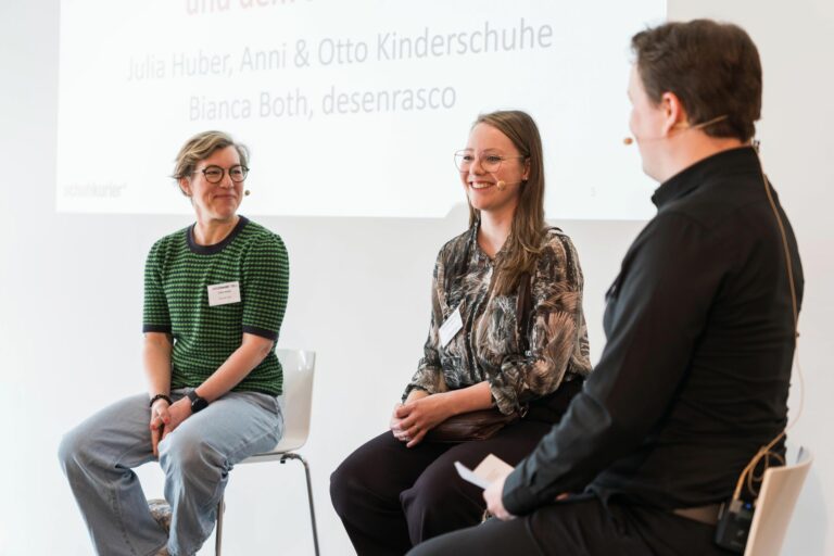 Julia Huber (li.) und Bianca Both erläutern, warum sie trotz Krise Schuhgeschäfte eröffneten. (Foto: Kim Fotografie)