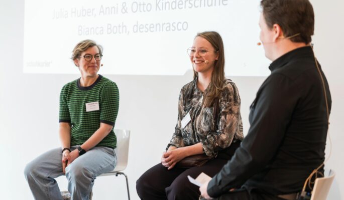Julia Huber (li.) und Bianca Both erläutern, warum sie trotz Krise Schuhgeschäfte eröffneten. (Foto: Kim Fotografie)
