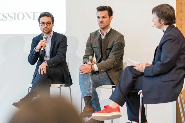 Gregor und Luca Tretter berichten von ihren Erfahrungen mit Modehäusern. (Foto: Kim Fotografie)