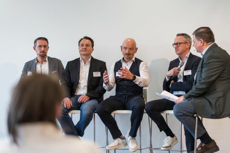 Christian Rissel (Schuhhaus Rissel), Jörg Dufner (Brandt Software-Produkte), Stefan Nicolai (ECC) und Ralf Meurer (Gabor) diskutieren mit Holger Knapp. (Foto: Kim Fotografie)