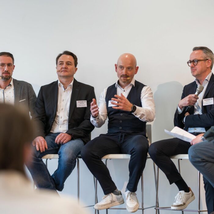 Christian Rissel (Schuhhaus Rissel), Jörg Dufner (Brandt Software-Produkte), Stefan Nicolai (ECC) und Ralf Meurer (Gabor) diskutieren mit Holger Knapp. (Foto: Kim Fotografie)
