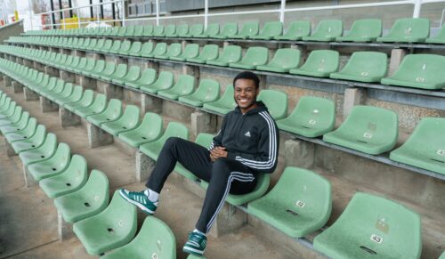 Deichmann arbeitet für eine Kampagne mit dem VfL Wolfsburg-Spieler Ridle Baku zusammen. (Foto: Deichmann/Sebastian Mowka)