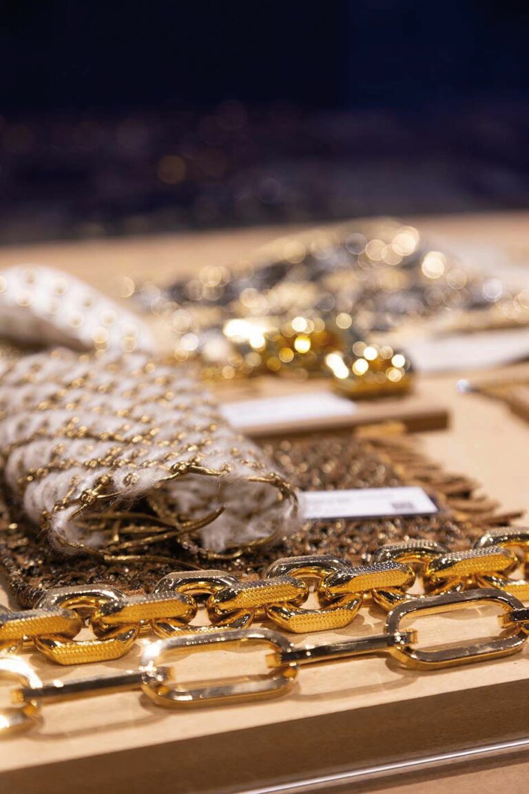 Glänzende Materialien und Metallics bleiben wichtig. (Foto: Lineapelle)