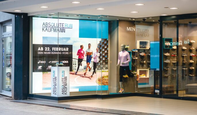 Laufschuhe, Kleidung und viele Zusatzprodukte vom Pulsmessgerät bis zu Nahrungsergänzungsmitteln finden Kundinnen und Kunden jetzt im Untergeschoss von Schuh Kaufmann in Heilbronn. (Foto: Schuh Kaufmann)