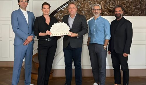 Die Taskforce zur Wiederbelebung des Holzschuhsegments bei Berkemann: von links nach rechts: Jan Wilker (Design), Antje Sturm (Strategie), Thomas Bauerfeind (Berkemann), Alfred Nrecaj (Storytelling/Film), Krist Nrecaj (Digital/Global e-Commerce Architect) (Foto: Berkemann/Krist Nrecaj, mit KI bearbeitet)