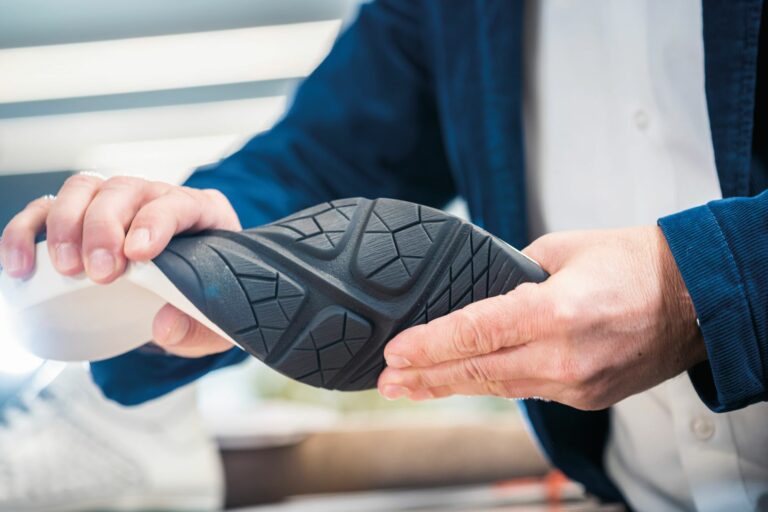 Die dünne, bewegliche Sohle ist ein wichtiges Merkmal von Barfußschuhen. (Foto: Bär)