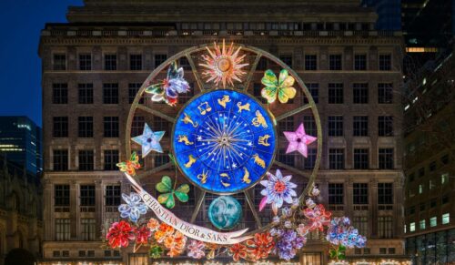 Weihnachtsbeleuchtung bei Saks Fifth Avenue in New York City in Zusammenarbeit mit Dior. (Foto: Saks)