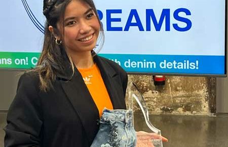 Die HDSL Junior Award 2024-Gewinnerin Marielle Lazan und ihr Schuh Denim Cameleon. (Foto: HDSL)
