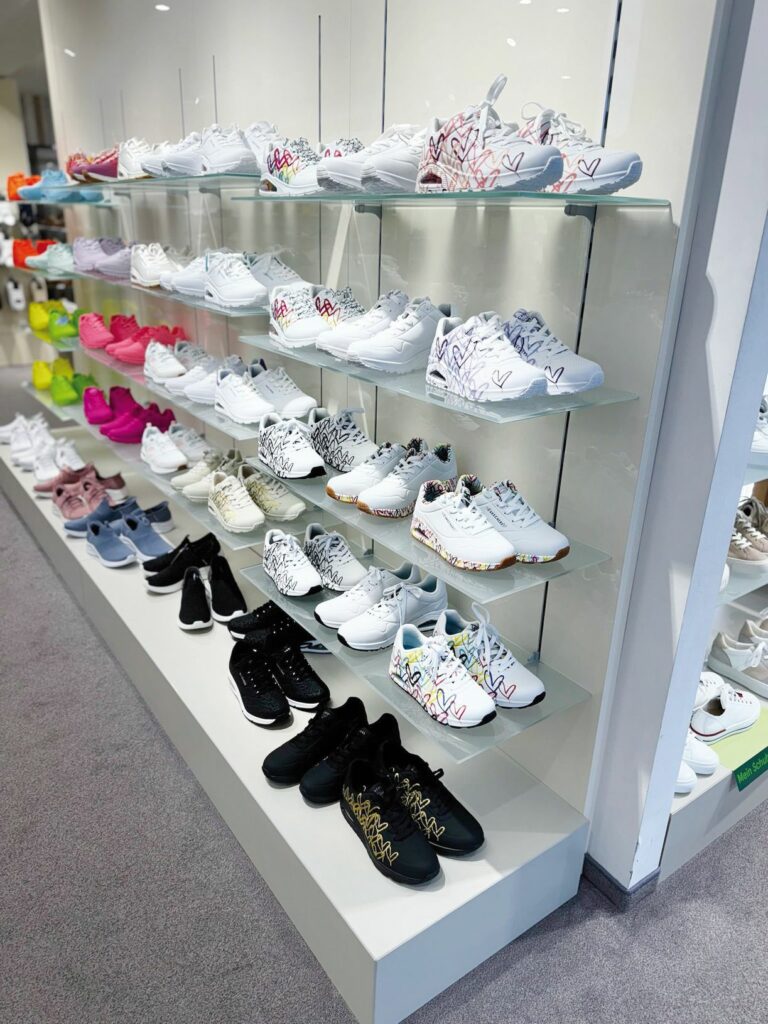 Schwarze oder weiße Sneaker? Oder lieber leuchtendes Pink? Die Auswahl ist auch für Erwachsene groß. (Foto: Schuh Volk)