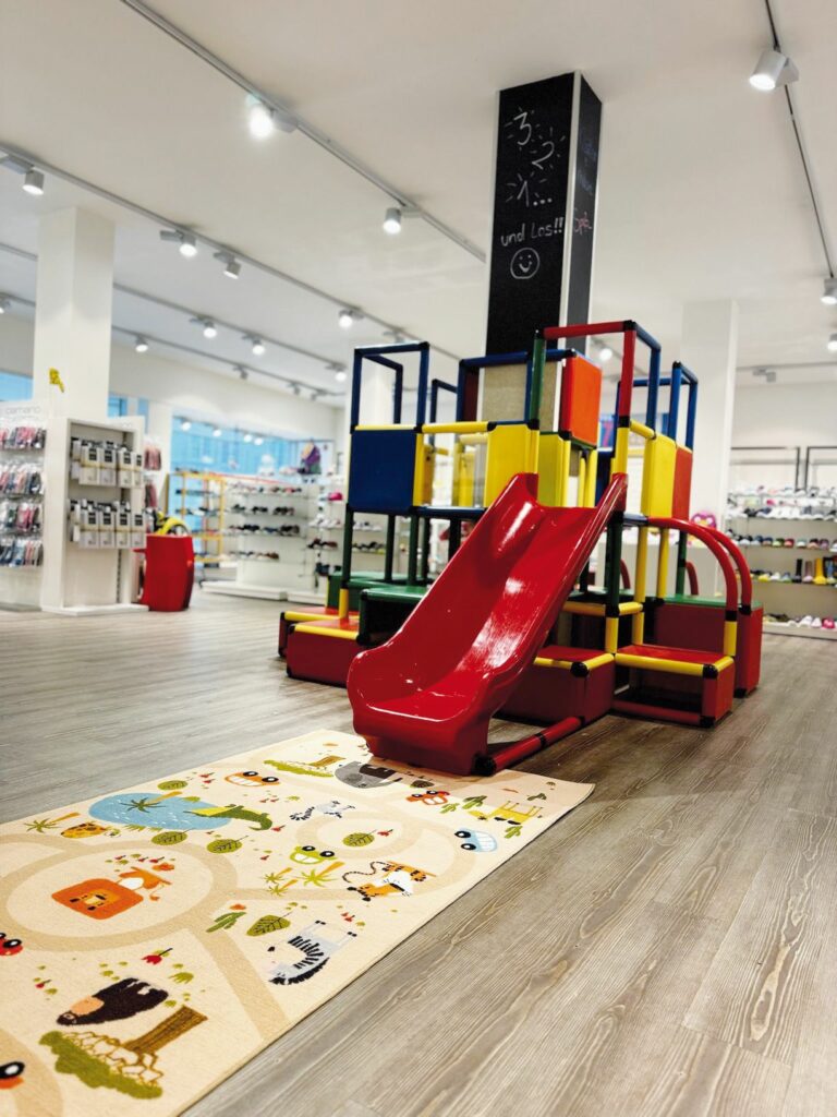 Unverzichtbar: Die Rutsche im weiträumigen Kinderschuhgeschäft. (Foto: Schuh Volk)