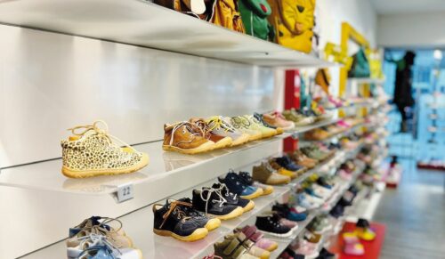 Farbenfrohe Schuhe für Mädchen und Jungen bilden das Sortiment, ergänzt um Taschen mit Tiermotiven. (Foto: Schuh Volk)