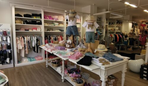 Die Kundinnen und Junden bei Ullala in Düsseldorf achten immer mehr darauf, welcher Schuh orthopädisch sinnvoll ist und keine Schadstoffe enthält. (Foto: Ullala)