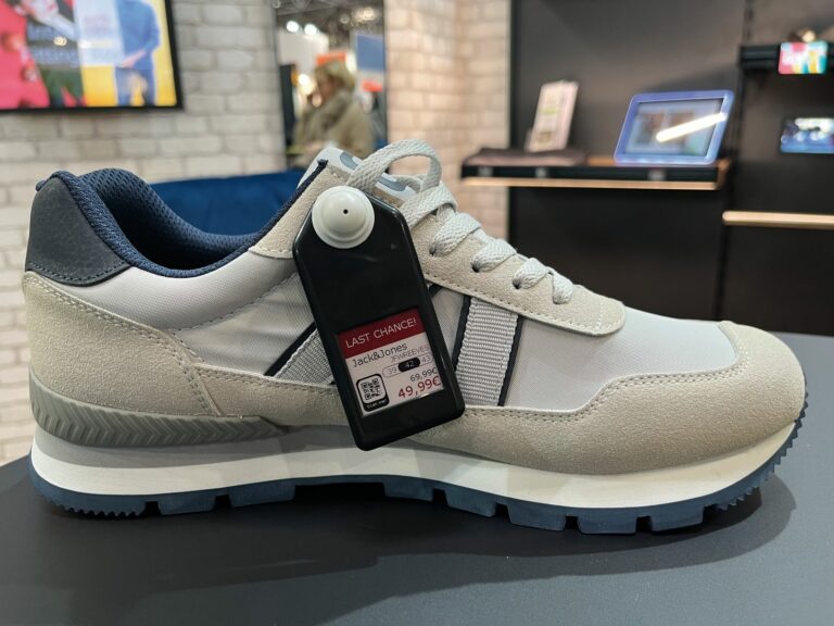 Das Fashion ESL von Instore Solutions soll mehrere Probleme auf einmal lösen. (Foto: Redaktion)