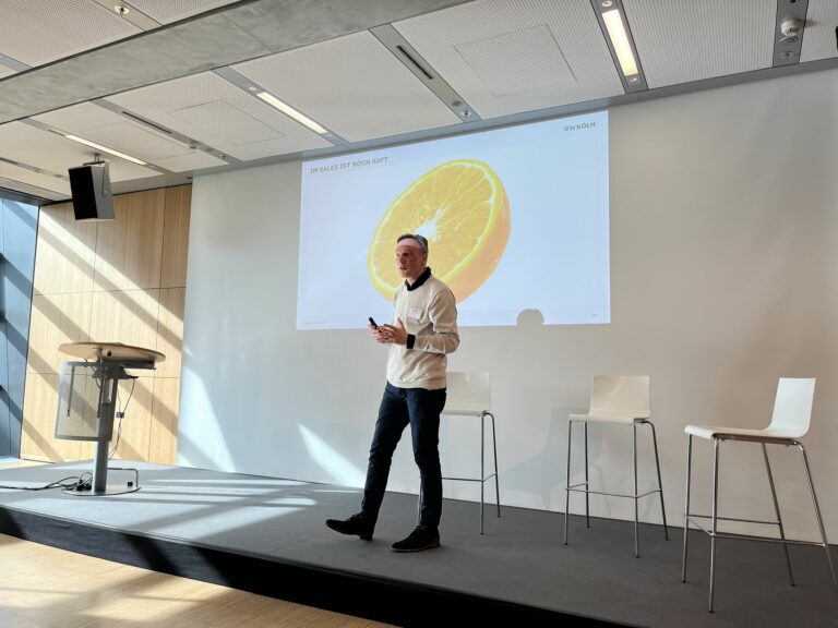 Dr. Ralf Deckers vom IFH Köln redet über die Zahlen des Schuhmarktes und was der Handel aus ihnen ziehen kann. (Foto: Redaktion)