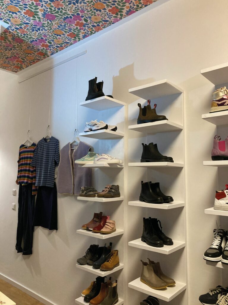 Farbenfrohe Blüten an der Decke, neue Regale und ein neuer Anstrich für Liger Lalo (Foto: Redaktion)