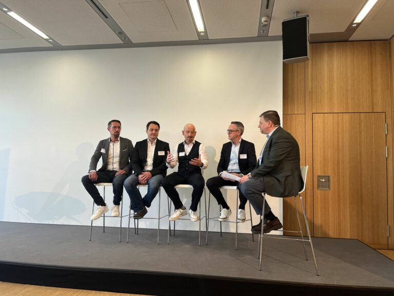 Von links nach rechts: Christian Rissel (Schuhhaus Rissel), Jörg Dufner (Ariston Informatik), Stefan Nicolai (ECC) und Ralf Meurer (Gabor) im Gespräch über das Tool Elvis (Foto: Redaktion)