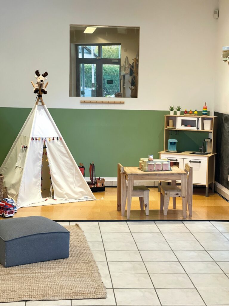 Die große Spielecke hilft den Kindern dabei, sich erst einmal im Geschäft zu akklimatisieren und die nötige Ruhe und Zeit zu bekommen. (Foto: Kinderleicht)