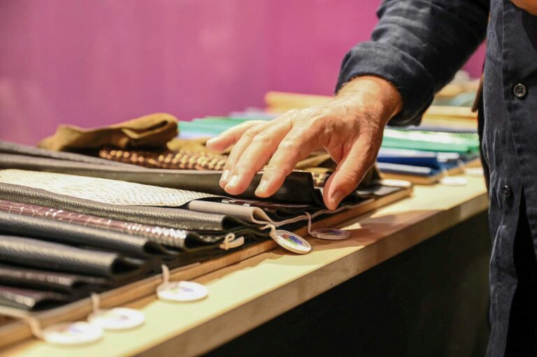 Geflochten, geprägt, gewalkt: Leder ist unverzichtbar für die Schuhindustrie. (Foto: Lineapelle)