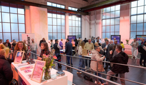 Am Sonntag um 17 Uhr hat schuhkurier auf der Messe Shoes Düsseldorf zum Get Together mit Füchschen-Altbier und Currywurst eingeladen. (Foto: Igedo Exhibitions/Mateusz Tondel)