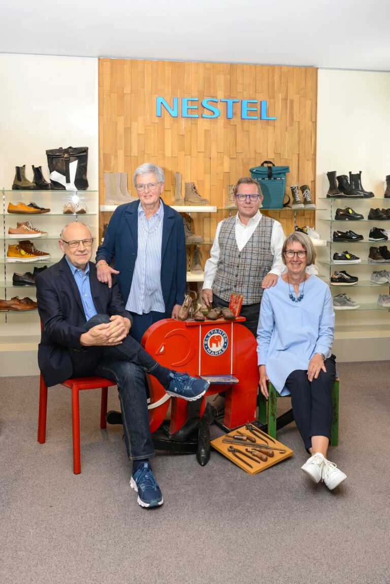 Die bisherigen Inhaber des Schuhhaus Nestel (v.l.n.r.): Hubert und Dagmar Krause, Hans-Georg und Ute Nestel (Foto: Jill Carstens)