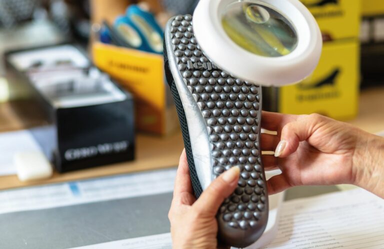Vor dem Versand werden die Schuhe noch einer letzten Qualitätskontrolle unterzogen. (Foto: Leguano)