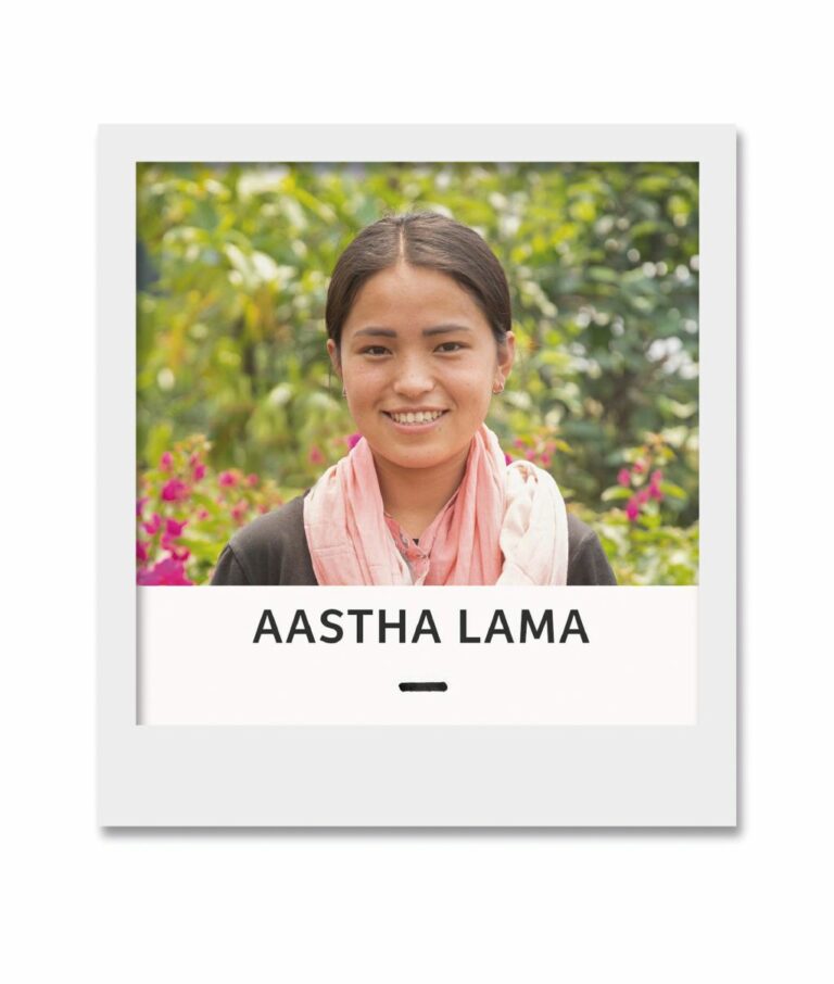 Aastha Lama verewigt sich auf allen Schuhen, die sie filzt, mit einem „-“. Alle Arbeiterinnen haben ein Symbol als persönliche Signatur. (Foto: Tofvel)