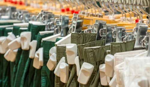 Hosen mit Sicherungsetiketten: Diebstahl wird zu einem immer größeren Problem für den Einzelhandel. (Foto: Adobe Stock)