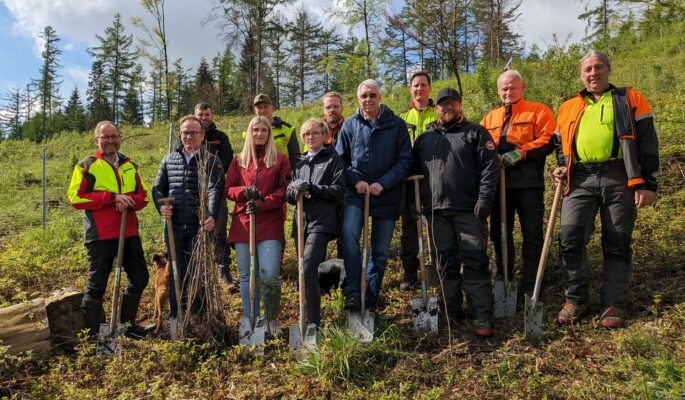 Vorne v.l.n.r.: Jörg Dünning-Gast (Verbandsvorsteher Landesverband Lippe), Jens Beining (CEO Wortmann Gruppe), Sarah Schröder, Olga Wedel und Andreas Burmeister (Projektteam Wortmann). Hinten: Mitarbeiter des Landesverbands Lippe und Forstwirte, die bei dem Pflanzen der Setzlinge unterstützt haben. (Foto: Wortmann)