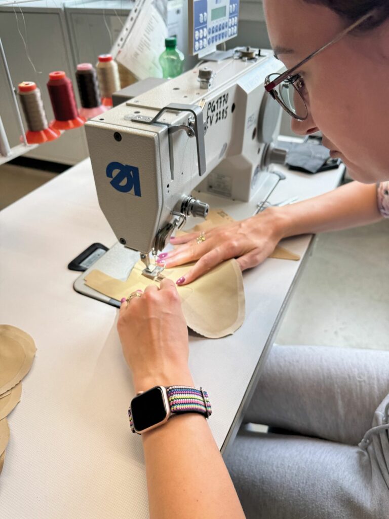 Neben der eigenen Produktionsstätte in Kroatien werden auch in Mattsee Schuhe hergestellt, vor allem Muster und Einzelstücke. (Foto: Paul Green)