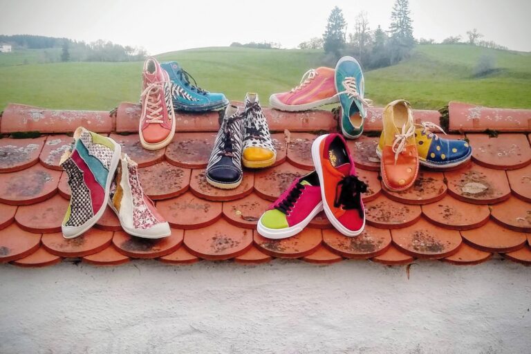 Die handbemalten Schuhe sind das Markenzeichen von Geiger Schuhe + Textil. (Foto: Geiger Schuhe + Textil)