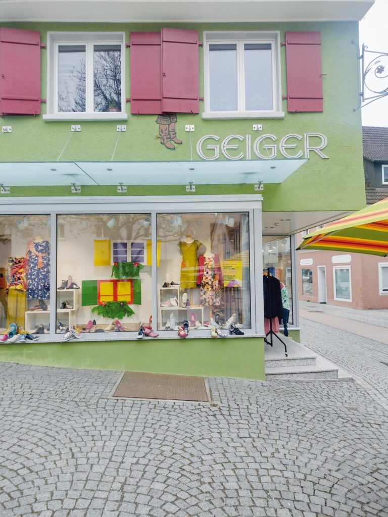Auch die Ladenfront strahlt die Farbenfreude des Unternehmens aus. (Foto: Geiger Schuhe + Textil)