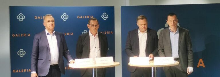 Die Bekanntgabe der neuen Eigentümer (v.l.n.r.): Insolvenzverwalter Stefan Denkhaus, Investor Bernd Beetz, Galeria-CEO Olivier Van den Bossche und Galeria-Pressesprecher Stefan Hartwig. (Foto: Redaktion)