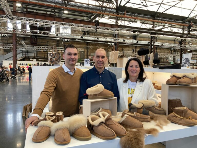 (v.l.n.r.) Steve Dutton (Export Manager), Toni Dimov (Sales Manager) und Claudia Schwarz (Vertreterin in Deutschland) (Foto: Redaktion)