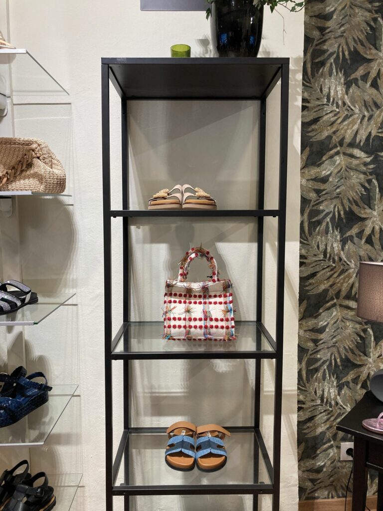 Auch sportive Styles findet man bei Andante – und Taschen. (Foto: Redaktion)