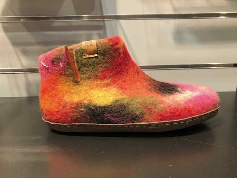 Aus Wollresten entsteht die bunte Sonderedition Lungta, die die Kollektion abrundet. (Foto: Redaktion)