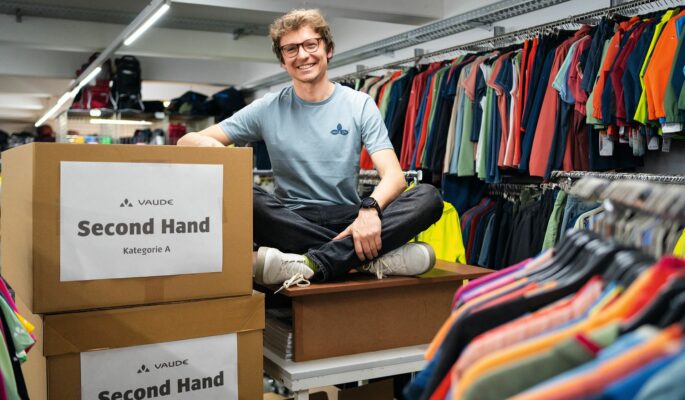 Robert Klauer, verantwortlich für die zirkuläre Unternehmensentwicklung bei Vaude, freut sich über den Start des Second Hand Online-Shops. (Foto: Vaude)