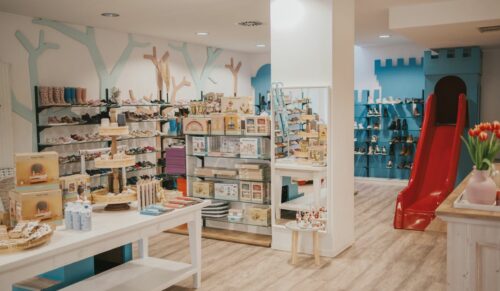 Viele Spielwaren und Accessoires lockern die Fläche auf. Highlight ist auch im Tausendfüßler die Rutsche. (Foto: Tausendfüßler/Sandra Seibt)